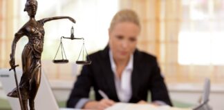 Best Mesothelioma Lawyers in New York City (2025 Guide) Mesothelioma lawyer consulting client in NYC office