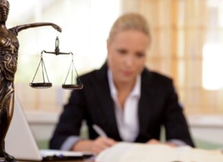 Best Mesothelioma Lawyers in New York City (2025 Guide) Mesothelioma lawyer consulting client in NYC office