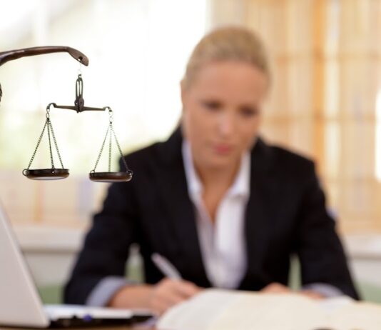 Best Mesothelioma Lawyers in New York City (2025 Guide) Mesothelioma lawyer consulting client in NYC office